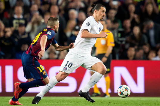 PSGs Zlatan Ibrahimović går förbi Barcelonas Jordi Alba