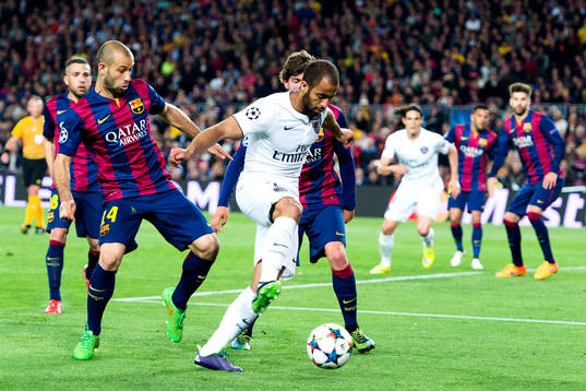 PSGs Lucas i kamp med Barcelonas Javier Mascherano och Sergi Roberto