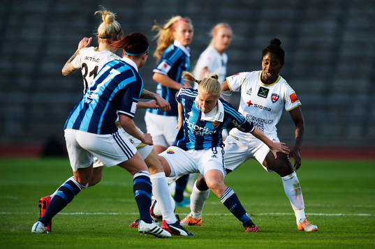 Djurgårdens Mia Jalkerud i en duell med Rosengårds Anita Asante