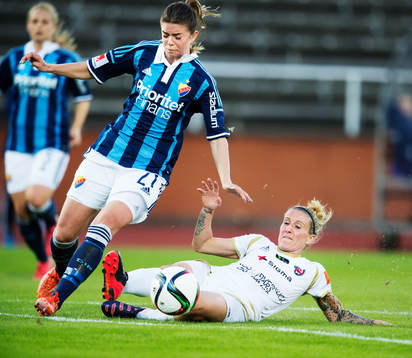 Djurgårdens Lisa Moazzeni utmanas av Rosengårds Anja Mittag