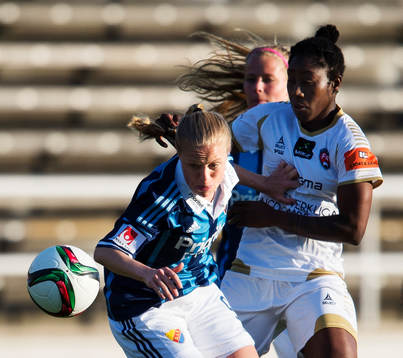 Djurgårdens Mia Jalkerud i en duell med Rosengårds Anita Asante