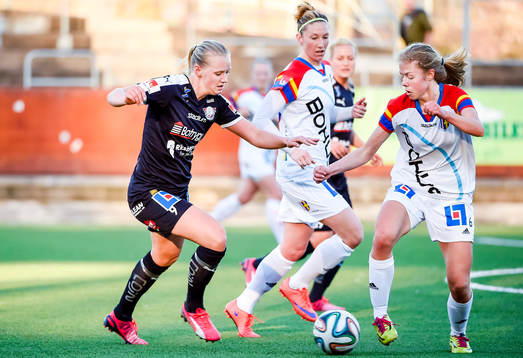 Linköpings Stina Blackstenius i kamp mot Hovås Billdals Robyn Decker och Maja Göthberg