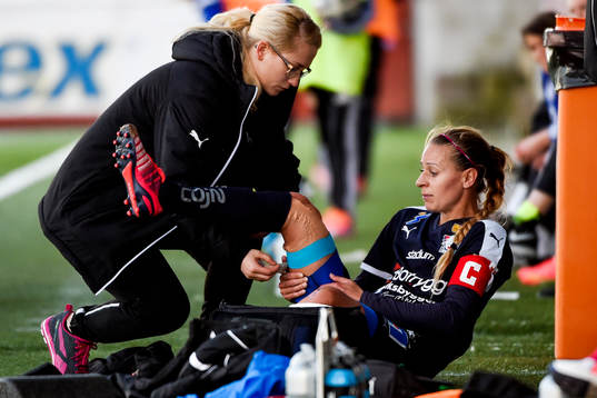 Linköpings Charlotte Rohlin får sitt knä lindat