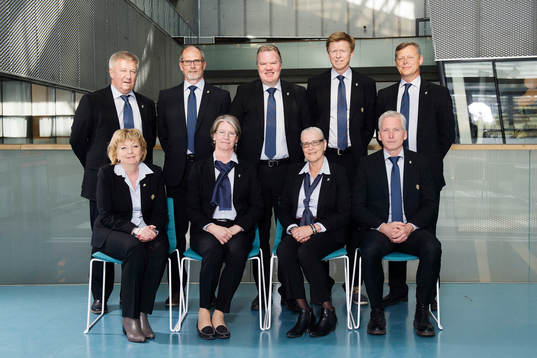 Svenska Fotbollsförbundets styrelse. Övre raden fr.v Bert Andersson, Lars-Christer Olsson, Karl-Erik Nilsson, Jörgen Eriksson och Per Darnell. Nedre raden fr.v. Britt Marie Kihlman, Annelie Larsson, Rose-Marie Frebran och Håkan Sjöstrand
