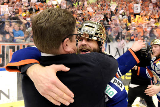 Växjös avgående VD Anders Öman kramar om Tomi Kallio