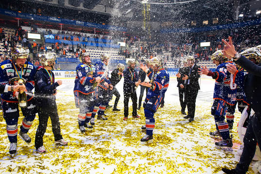 Växjös spelare jublar med champagne