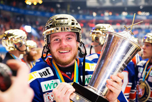 Växjös Erik Josefsson poserar med pokalen
