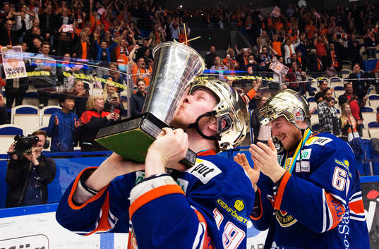 Växjös Tuomas Kiiskinen jublar med SM-pokalen