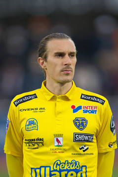 Falkenbergs Tobias Carlsson före fotbollsmatchen i Allsvenskan mellan Falkenberg och Malmö FF den 24 April 2015 i Falkenberg.