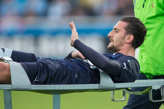 Malmö FFs Agon Mehmeti bärs ut på bår