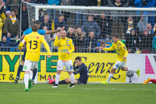 Falkenbergs spelar firar och jublar