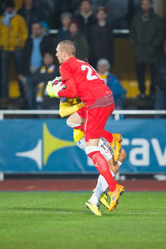Falkenbergs Johannes Vall och Malmö FFs Målvakt Robin Olsen