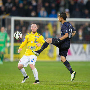 Falkenbergs Christoffer Carlsson och Malmö FFs Yoshimar Yotun