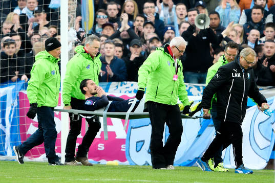 Malmö FFs Agon Mehmeti bärs ut på bår