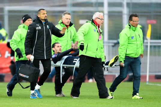 Malmö FFs Agon Mehmeti bärs ut på bår