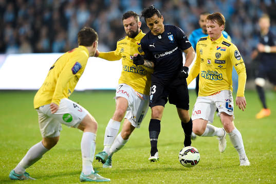 Falkenbergs David Svensson och Dan Keat och Malmö FFs Victor Yoshimar Yotun Flores