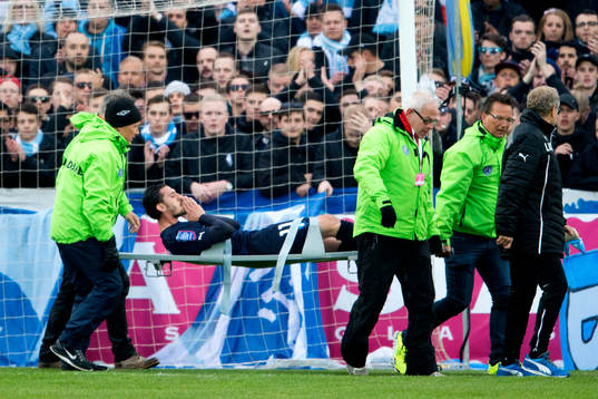 Malmö FFs Agon Mehmeti bärs ut på bår