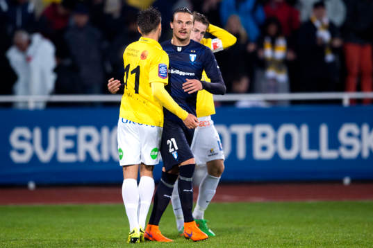 Malmö FFs Erik Johansson kramar om Falkenbergs Johannes Vall