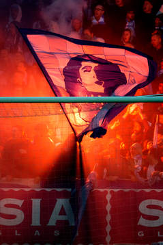 Malmö FFs supportrar eldar bengaler