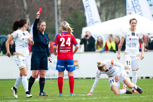 Domare  Annika Andric drar fel kort, rött i stället för