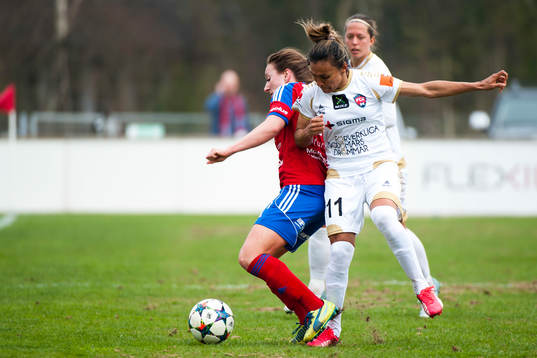 Rosengårds Marta Viera Da Silva trycker till i ryggen Vittsjös Antonia Göransson 