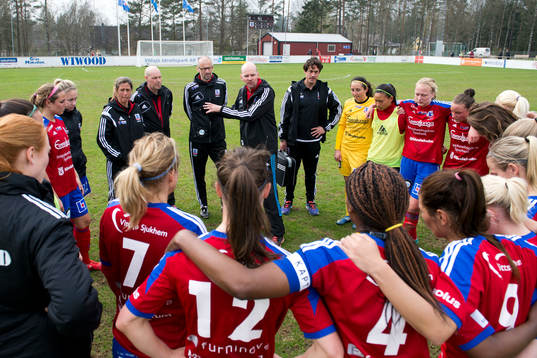 Vittsjös tränare Thomas Mårtensson ger feedback spelare