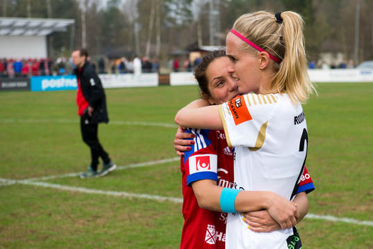 Rosengårds Line Röddik Hansen kramar om Vittsjös Lisa Klinga efter