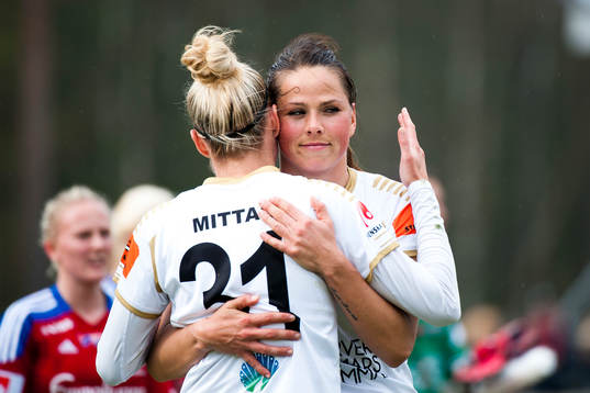Rosengårds Anja Mittag kramar Sara Björk Gunnarsdottir