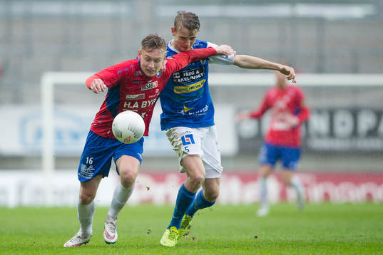 Örgrytes Sebastian Ohlsson i kamp med Oddevolds Andreas Bergman