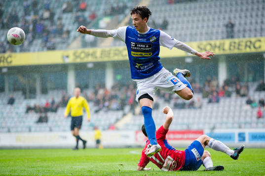 Oddevolds Daniel Janevski undviker Örgrytes Björn Anklev s glidtackling