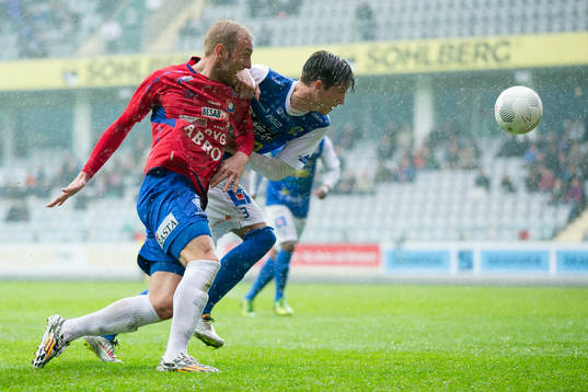 Oddevolds Daniel Janevski tar bollen i kamp med Örgrytes Niklas Klingberg