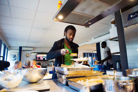 Djurgårdens Amadou Jawo äter lunch