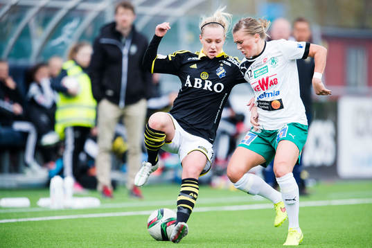 AIKs Sarah Fredriksson och Mallbackens Monica Dolinsky