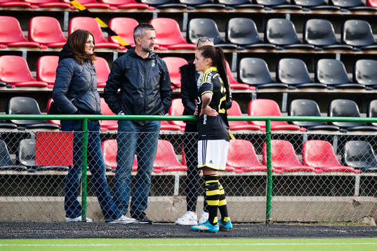 AIKs Daniella Novakovic pratar med sin pappa Nebojsa Novakovic 