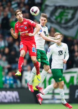 Åtvidabergs Victor Sköld i en nickduell med Hammarbys Birkir Már Saevarsson