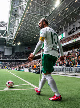 Hammarbys Kennedy Bakircioglu på väg att slå en hörna