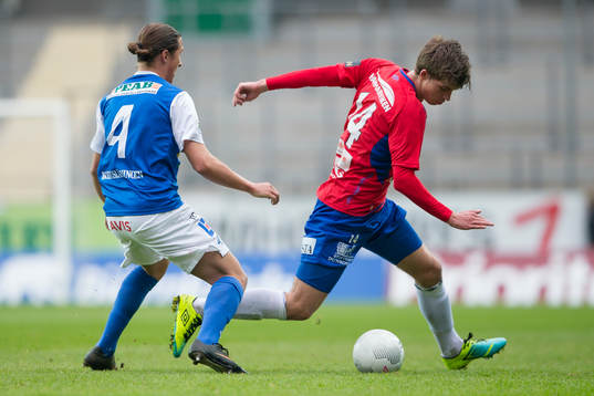 Örgrytes Daniel Paulson tar sig förbi Oddevolds Andreas Almroth