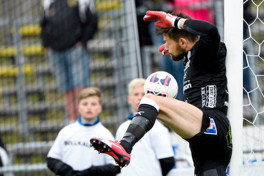 Halmstads målvakt Stojan Lukic räddar med skadar sig när han krockar med stolpen