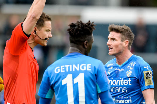 Halmstads James Keene får gult kort