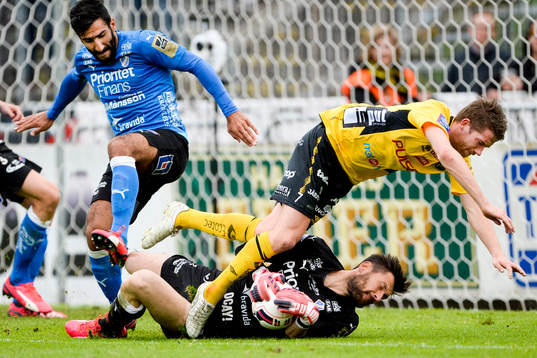 Halmstads målvakt Stojan Lukic räddar framför Elfsborgs Marcus Rohdén