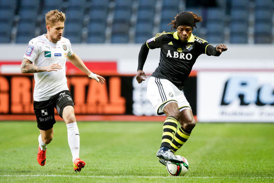 s Mohamed Bangura under fotbollsmatchen i Allsvenskan mellan AIK och Örebro den 26 april 2015 i Stockholm. 
