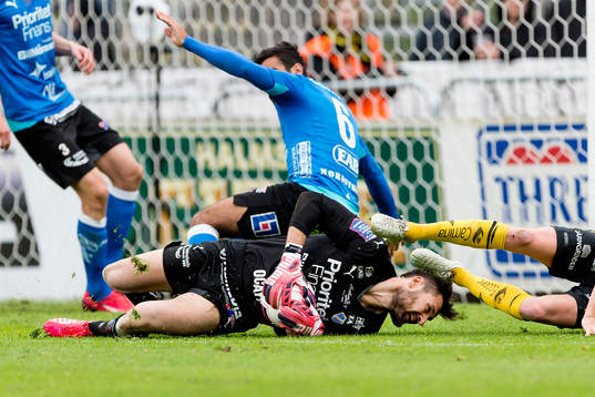 Halmstads målvakt Stojan Lukic räddar