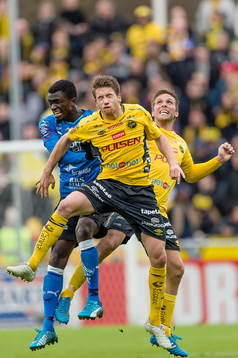 Halmstads Kwame Karikari i kamp med Elfsborgs Marcus Rohdén och Anders Svensson