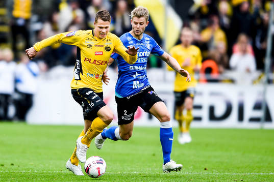 Elfsborgs Viktor Claesson i kamp med Halmstads Viktor Ljung