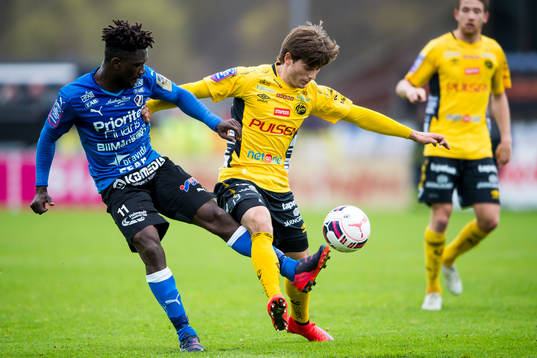 Elfsborgs Arber Zeneli och Halmstads King Osei Gyan i kamp