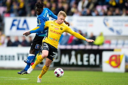 Kamp mellan Elfsborgs Per Frick och Halmstads King Osei Gyan