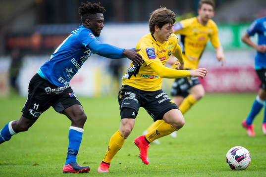 Kamp mellan Elfsborgs Arber Zeneli och Halmstads King Osei