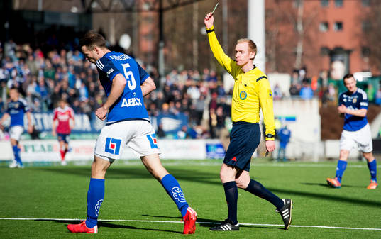 Domare Per Melin ger gult kort till Sundsvalls Jon Gudni Fjoluson