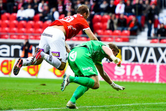 Kalmars Pär Ericsson krockar med Häckens målvakt