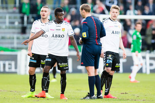 Gais Kieron Cadogan blir varnad av domaren Jim Petersson